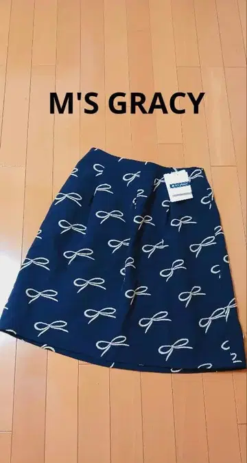 새상품 엠즈 그레이시 스커트 40 리본 자수