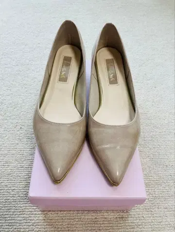 라우나레아 골드 라인 펌프스