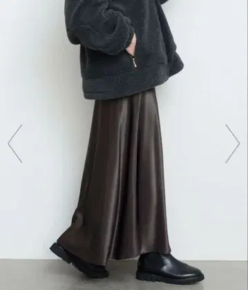 SLOBE IENA 글로시 새틴 플레어 스커트 차콜 그레이