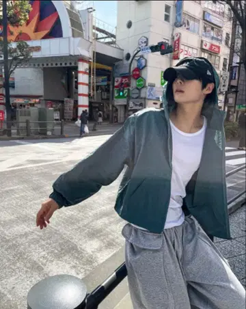 [ COSYHARU ] Arcin Crop Hood Windbreaker