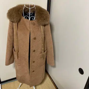 세련된 퍼(fur) 포함 베이지 롱 코트