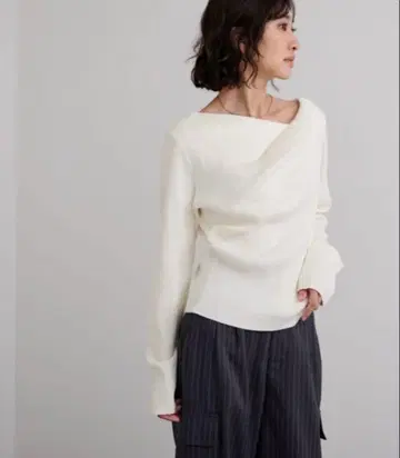 이번 시즌 신상 미사용 새상품 ur's 오프숄더 리브 니트