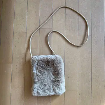 베이지 퍼 숄더백