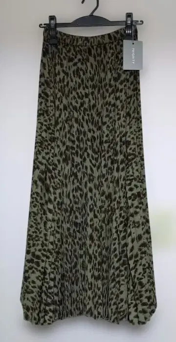 미사용 새상품 PRIORITY 레오파드 무늬 플리츠 팬츠