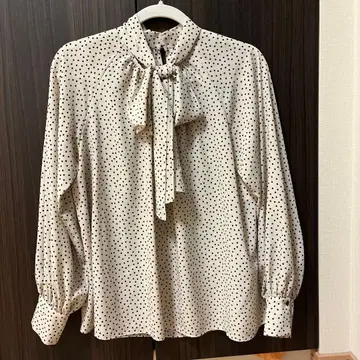 데신 도트 프린트 보타이 블라우스