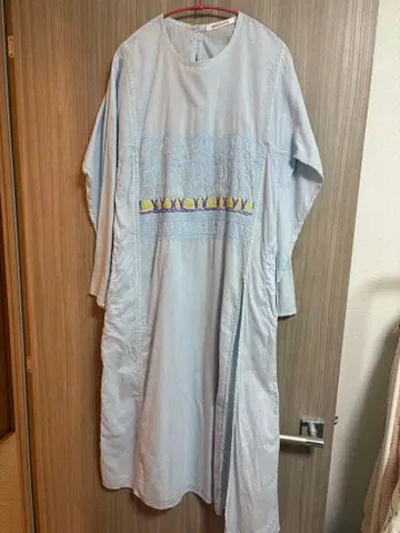 하우스 오브 로터스 슬릿 자수 원피스