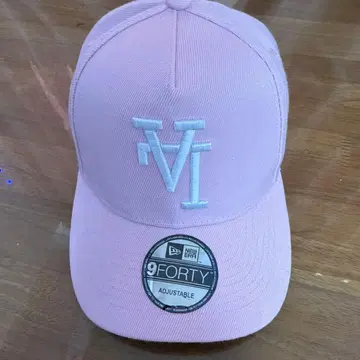 MV 로고가 달린 핑크 9FORTY 캡