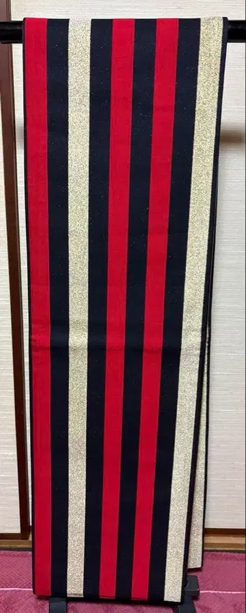 빨간색 x 블랙 x 금 스트라이프 패턴 후쿠로 오비