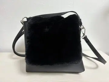 아줄바이마우지 블랙 퍼 숄더백