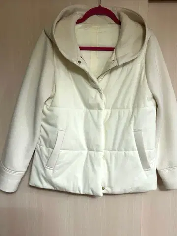 화이트 후드 부착 자켓