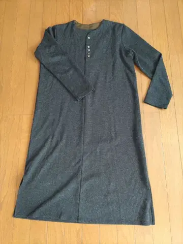 팔라스 팰리스의 슬릿 원피스