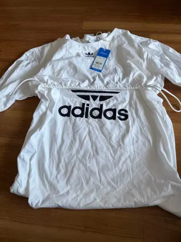 adidas 화이트 T셔츠 xs