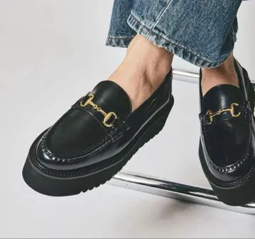 블랙 가죽 통굽 로퍼 골드 체인