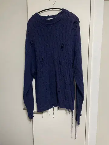 ANCHOR BAY 네이비 데미지 니트 스웨터