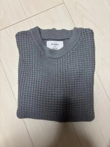 그레이 와플 편직 크루넥 니트