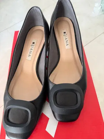 DIANA 블랙 스퀘어토 펌프스