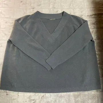 듀지엠 클래스 브라운 계열 V넥 긴팔 니트