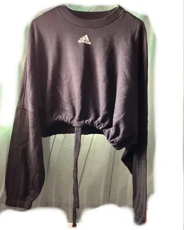 adidas 블랙 크롭 맨투맨