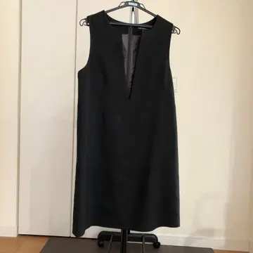 블랙 슬리브리스 무릎 기장 원피스