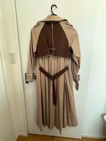 AMERI 베이지 더블 브레스트 트렌치코트