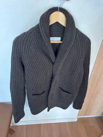 투모로우랜드 리브 숄카라 스웨터 브라운