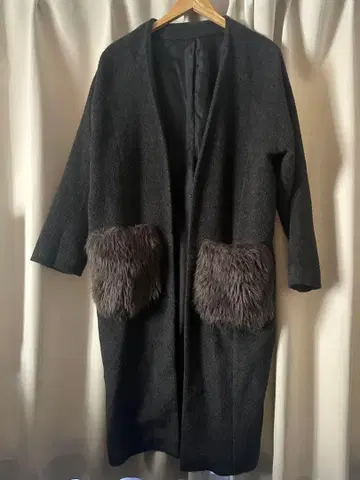 퍼 포함 다크 그레이 롱 코트