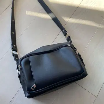 un/neu 블랙 숄더백