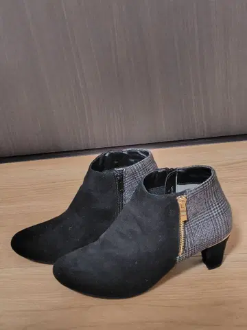 STARGIRL 블랙 스웨이드 체크 부티