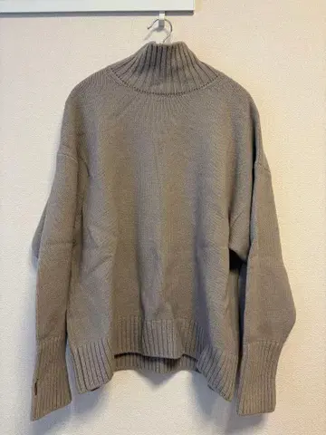 그레이 터틀넥 니트 스웨터