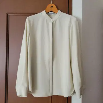 theory luxe 크림색 긴팔 셔츠