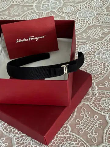 페라가모 바라 리본 머리띠 새상품급 블랙