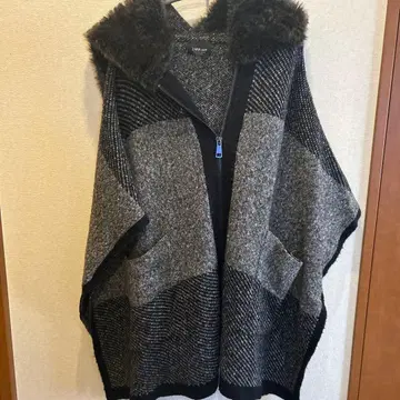 가격 인하했습니다( ) ZARA KNIT 퍼 달린 니트 판초