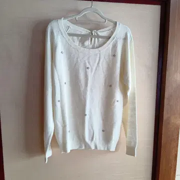 Douxarchives 비즈 장식 크림색 니트 스웨터