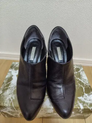 블랙 가죽 앵클부츠