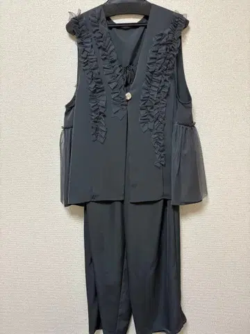 새상품 이번 시즌 완판템 제나 프릴 튤 셋업 차콜