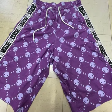 GALFY 쿠로미 스컬 패턴 보라색 숏팬츠