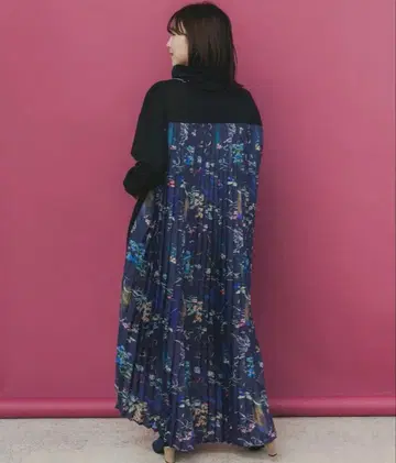 이즈스칼라 553274: 꽃무늬 소재 절개 터틀넥 원피스