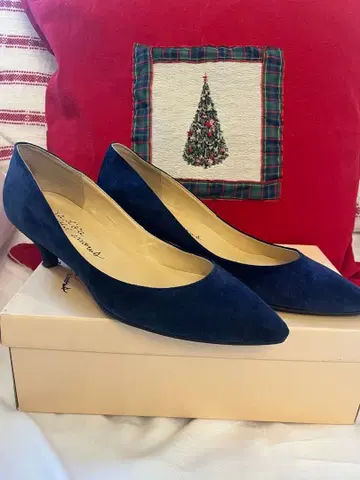 유나이티드 애로우즈 스웨이드 펌프스