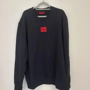 HUGO 네이비 로고 패치 맨투맨