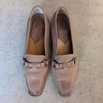 버클 달린 베이지 로퍼