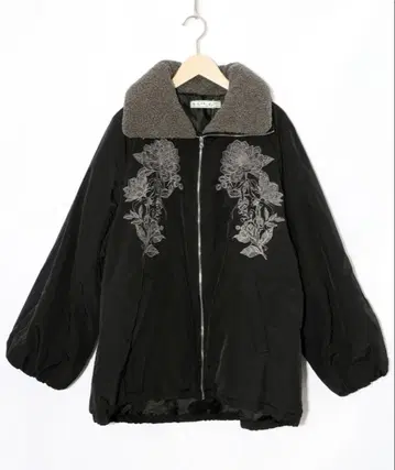 이즈스칼라 553272: 보아 카라 탈부착 가능 꽃 자수 충전솜 블루종