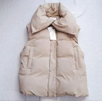 CLOCHE 베이지 다운 베스트