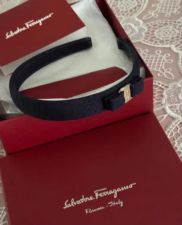 페라가모 바라 리본 머리띠 새상품 네이비