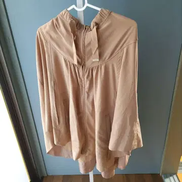 베이지 후드 부착 판초 스타일 마운틴 후드티