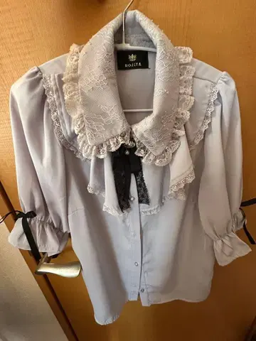 ROJITA 레이스 달린 옷깃 라이트 그레이 셔츠