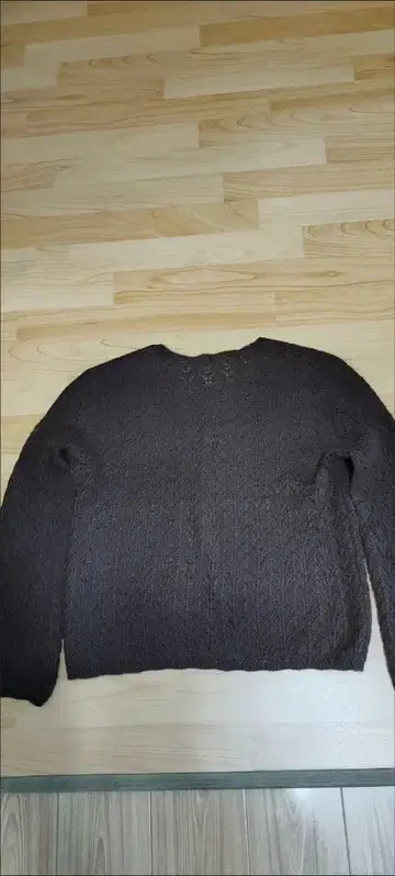 다크 브라운 짜임 무늬 긴팔 니트 스웨터