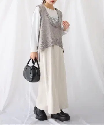 [ 2025년 S/S 신상 ] 깊은 U넥 멜란지 라메 니트 베스트