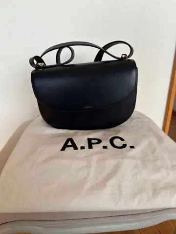 A.P.C. 네이비 가죽 숄더백