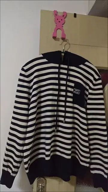 스트라이프 후드 부착 스웨터