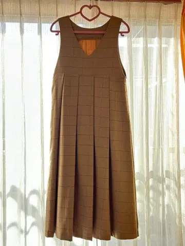 베이지 체크 무늬 A라인 원피스